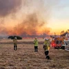 Lực lượng cứu hỏa được triển khai để dập đám cháy rừng ở phía Bắc thành phố Perth (Australia), ngày 23/11/2023. (Ảnh: AFP/TTXVN)