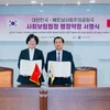 Thứ trưởng Nguyễn Bá Hoan và Thứ trưởng Bộ Y tế và Phúc lợi Hàn Quốc ký Thỏa thuận Triển khai Hiệp định Liên Chính phủ về Bảo hiểm Xã hội. (Nguồn: Dân Trí)