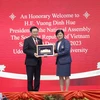 Chủ tịch Quốc hội Vương Đình Huệ tặng quà lưu niệm Đại học Hoàng gia Rajabhat Udon Thani. (Ảnh: Doãn Tấn/TTXVN)
