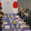 Thủ tướng Nhật Bản Fumio Kishida (phải) và Tổng thống Hàn Quốc Yoon Suk-yeol (thứ hai, trái) tại cuộc gặp bên lề Hội nghị Thượng đỉnh G7 ở thành phố Hiroshima (Nhật Bản) ngày 21/5/2023. (Ảnh: Kyodo/TTXVN)