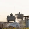 Xe quân sự Israel tiến về khu vực biên giới với Dải Gaza ngày 9/12/2023. (Ảnh: AFP/TTXVN)