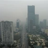 Các tòa nhà cao tâng của Quận Nam Từ Liêm (Hà Nội) chìm trong sương mù sáng 30/11. (Ảnh: Hoàng Hiếu/TTXVN)