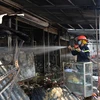 Lực lượng chức năng chữa cháy tại khu vực chợ Bình Thành (Đồng Tháp), ngày 22/4/2023. (Ảnh: Nhựt An/TTXVN)