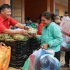 Tặng quà cho người nghèo tại chương trình "Tết vì người nghèo" ở xã Đưng K' Nớ, huyện Lạc Dương (tỉnh Lâm Đồng). (Ảnh: Đặng Tuấn/TTXVN)