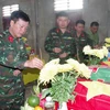 Dâng hương các liệt sỹ đã được cất bốc tại xã Cam Nghĩa, huyện Cam Lộ (tỉnh Quảng Trị). (Ảnh: TTXVN phát)