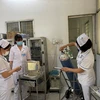 Các nhân viên y tế kiểm tra các thiết bị y tế, bình ôxy, cảnh giác với nguy cơ dịch COVID-19 bùng phát lại. (Ảnh: Huyền Trang/TTXVN)