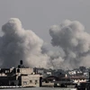 Khói bốc lên sau cuộc không kích của Israel xuống Dải Gaza ngày 17/12/2023. (Ảnh: AFP/TTXVN)