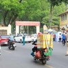 Cảnh sát giao thông phân luồng phương tiện trước cổng Trường Trung học Phổ thông Chu Văn An (Hà Nội). (Ảnh: Hoài Nam/Vietnam+)
