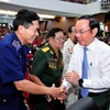 Ủy viên Bộ Chính trị, Bí thư Thành ủy Thành phố Hồ Chí Minh Nguyễn Văn Nên thăm hỏi sức khỏe các tướng lĩnh quân đội nghỉ hưu. (Ảnh: Xuân Khu/TTXVN)