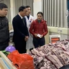 Lãnh đạo Ủy ban Nhân dân thành phố Cẩm Phả (Quảng Ninh) thăm hỏi, động viên công nhân bị thương tại bệnh viện. (Ảnh: TTXVN phát)