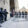 Cảnh sát đứng gác trước Nhà thờ St. Stephen ở Vienna (Áo) sau khi có dấu hiệu về một vụ tấn công có thể xảy ra, ngày 24/12/2023. (Nguồn: DPA)
