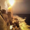 Tàu khu trục mang tên lửa dẫn đường lớp Arleigh-Burke USS Carney (DDG 64) của Hải quân Mỹ đánh bại tổ hợp tên lửa và máy bay không người lái của lực lượng Houthi ở Biển Đỏ, ngày 19/10/2023. (Ảnh: AFP/TTXVN)