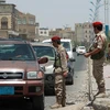 Binh sỹ Yemen kiểm tra các phương tiện tại Thủ đô Sanaa. (Ảnh: AFP/TTXVN)