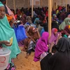 Người dân đợi nhận thực phẩm cứu trợ tại Mogadishu (Somalia). (Ảnh: AFP/TTXVN)