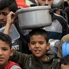 Trẻ em chờ được phát thực phẩm cứu trợ tại Rafah, Dải Gaza, ngày 19/11/2023. (Ảnh: THX/TTXVN)