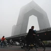 Sương mù bao phủ Thủ đô Bắc Kinh (Trung Quốc). (Ảnh: AFP/TTXVN)