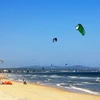Lướt ván diều trên bãi biển Mũi Né (Bình Thuận). (Ảnh: Hồng Đạt/TTXVN)