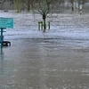 Cảnh ngập lụt sau những trận mưa lớn do ảnh hưởng của bão Henk tại Stratford-upon-Avon (Anh), ngày 3/1/2024. (Ảnh: AFP/TTXVN)