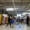 Người dân mua sắm tại siêu thị Carrefour ở Montesson gần Paris (Pháp). (Nguồn: Reuters)