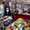 Người dân mua sắm tại một siêu thị ở Milan (Italy). (Ảnh: AFP/TTXVN)