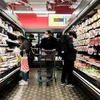 Khách hàng chọn mua đồ trong siêu thị ở Queens, New York (Mỹ). (Ảnh: THX/TTXVN)