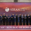 Tổng thống Hàn Quốc Yoon Suk Yeol (thứ năm, trái) cùng lãnh đạo các nước ASEAN chụp ảnh chung tại Hội nghị Cấp cao ASEAN-Hàn Quốc ở Jakarta (Indonesia) ngày 6/9/2023. (Ảnh: Yonhap/TTXVN)