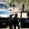 Binh sỹ Mexico điều tra tại hiện trường vụ tấn công nhằm vào cảnh sát tuần tra ở Guadalajara, bang Chiapas (Mexico), ngày 12/7/2023. (Ảnh: AFP/TTXVN)