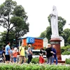 Khách quốc tế tham quan khuôn viên trước Nhà thờ Đức Bà, trung tâm Thành phố Hồ Chí Minh. (Ảnh: Hồng Đạt/TTXVN)