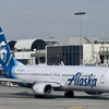 Máy bay của hãng hàng không Alaska Airlines tại Sân bay Quốc tế Los Angeles, bang California (Mỹ). (Ảnh: AFP/TTXVN)