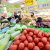 Người dân mua sắm tại siêu thị ở Sơn Đông (Trung Quốc), ngày 9/12/2023. (Ảnh: THX/TTXVN)