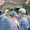Các bác sỹ Bệnh viện Nguyễn Tri Phương (Thành phố Hồ Chí Minh) phẫu thuật thành công cho một bệnh nhân u não. (Ảnh: TTXVN)