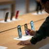 Apple đang đưa ra các chương trình giảm giá tạm thời cho điện thoại iPhone tại thị trường Trung Quốc. (Ảnh: AFP/TTXVN)