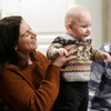 Rachael Gambino, Garrett Mazzeo cùng con trai Miles, chín tháng tuổi. (Nguồn: CNN)