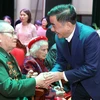 Ông Trần Cẩm Tú tặng quà, chúc Tết Mẹ Việt Nam Anh hùng, người có công với cách mạng, gia đình chính sách trên địa bàn tỉnh Lào Cai. (Ảnh: Quốc Khánh/TTXVN)