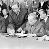 Phó Thủ tướng, Bộ trưởng Ngoại giao Chính phủ Việt Nam Dân chủ Cộng hòa Nguyễn Duy Trinh ký Hiệp định Paris về Chấm dứt Chiến tranh, Lập lại Hòa bình ở Việt Nam, ngày 27/1/1973, tại Trung tâm Hội nghị quốc tế ở Thủ đô Paris (Pháp). (Ảnh: Văn Lượng/TTXVN)