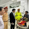 Ông Lê Trung Chinh, Chủ tịch Ủy ban Nhân dân, Trưởng Ban An toàn Giao thông thành phố Đà Nẵng thăm bệnh nhân trong vụ tai nạn điều trị tại Bệnh viện Đà Nẵng. (Ảnh: TTXVN phát)
