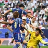 Pha bật cao đánh đầu thành bàn của tiền vệ Nhật Bản Wataru Endo ở phút 90+3 trong trận chạm trán Iraq (áo trắng) ở lượt trận thứ hai bảng D Asian Cup 2023, ngày 19/1/2024. (Ảnh: AFP/TTXVN)