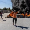 Người dân đốt lốp xe trong cuộc biểu tình phản đối bạo lực băng đảng ở Thủ đô Port-au-Prince (Haiti) hồi đầu năm ngoái. (Ảnh: AFP/TTXVN)