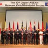Thứ trưởng Bộ Quốc phòng Nhật Bản và Trưởng đoàn các nước tham dự hội nghị chụp ảnh chung. (Ảnh: Phạm Tuân/TTXVN)