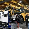 Công nhân làm việc tại xưởng lắp ráp xe buýt trong nhà máy ở Quebec (Canada). (Ảnh: AFP/TTXVN)