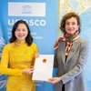Đại sứ, Đại diện Thường trực Việt Nam bên cạnh UNESCO Nguyễn Thị Vân Anh (trái) trình Thư Ủy nhiệm của Chủ tịch nước lên Tổng Giám đốc UNESCO Audrey Azoulay. (Ảnh: TTXVN phát)