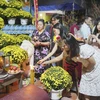 Cộng đồng người Việt Nam tại Thủ đô Vientiane (Lào) tới chùa thắp hương lễ phật đầu năm. (Ảnh: Đỗ Bá Thành/TTXVN)