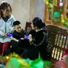 Bố mẹ mừng tuổi các con là một nét văn hóa trong Tết Cổ truyền của người Việt, mừng tuổi trẻ cũng là mong muốn cho con trẻ năm mới được bình an, chăm ngoan. (Ảnh: Thanh Tùng/TTXVN)