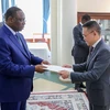 Đại Trần Quốc Khánh trình Quốc thư lên Tổng thống nước Cộng hòa Senegal Macky Sall. (Ảnh: TTXVN phát)