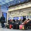 Hành khách chờ tại nhà ga St Pancras ở Thủ đô London (Anh). (Ảnh: AFP/TTXVN)
