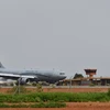 Máy bay hạ cánh tại sân bay quốc tế Diori Hamani ở Niamey (Niger) ngày 1/8/2023. (Ảnh: AFP/TTXVN)