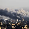 Khói bốc lên sau cuộc oanh kích của Israel xuống thành phố Khan Younis ở Dải Gaza, ngày 22/1/2024. (Ảnh: AFP/TTXVN)