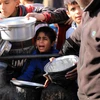 Các em nhỏ chờ được phát thực phẩm cứu trợ tại Rafah, Dải Gaza ngày 14/2/2024. (Ảnh: THX/TTXVN)