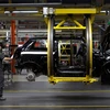 Công nhân làm việc tại nhà máy sản xuất ôtô ở Oxford (Anh). (Ảnh: AFP/TTXVN)