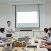 Buổi họp trao đổi về đề tài nghiên cứu tại Phòng Thí nghiệm Vi mạch và Hệ thống Cao tần-Trường Đại học Bách khoa, Đại học Quốc gia Thành phố Hồ Chí Minh. (Ảnh: Thu Hoài/TTXVN)